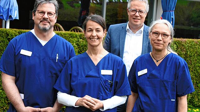 Sebastian Russo (von links), Britta Steinbrecher, Klimikgeschäftsführer Matthias Geiser und Karin Friz stellen das regionale ...