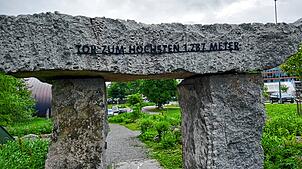 Hier ist es für die Teilnehmer bei der Wanderung vorbeigegangen und wohl auch hindurch: das Tor zum Höchsten. Bild: Dieter Michel