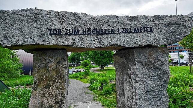 Hier ist es für die Teilnehmer bei der Wanderung vorbeigegangen und wohl auch hindurch: das Tor zum Höchsten. Bild: Dieter Michel