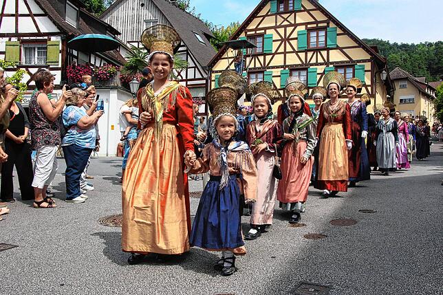 Auch Mitglieder des Trachtenbunds Überlingen zeigten ihre Gewänder.