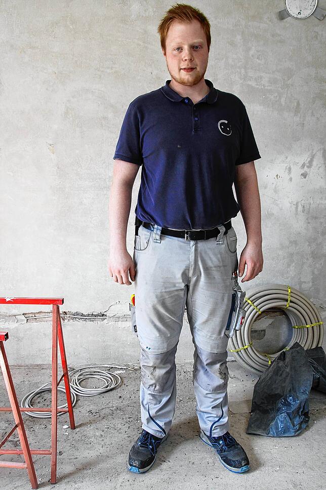 Zu Kleidung eines Elektronikers gehören unter anderem Sicherheitsschuhe, eine Arbeitshose, ein Arbeitspolohemd, im Winter eine Fleece- ...