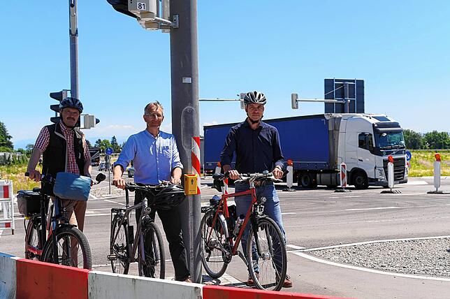 Zur Teilfreigabe der B&nbsp;31 wird diese Bedarfsampel zum Einsatz kommen. Lkws, Pkws und Fahrräder wollen dann hier gelenkt sein. Das ...