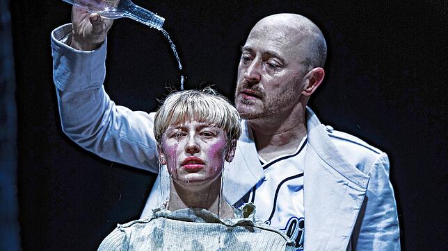 Szene aus &bdquo;Woyzeck&ldquo; am Theater Konstanz (mit Ruby Ann Rawson in der Hauptrolle, vorne, und Patrick O. Beck als Tambourmajor, ...