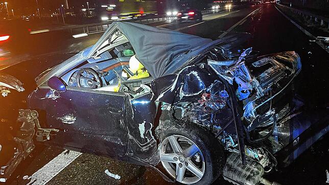 Ein heftiger Unfall auf der A1 bei Spreitenbach: Das Auto der Verursacherin ist nur noch Schott. Und das alles, weil der Sprit ...