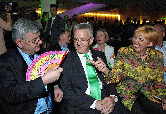 Fest der Grünen im Ländle: Joschka Fischer, Winfried Kretschmann und Claudia Roth (v. l.) freuen sich 2005 über 25 Jahre Zugehörigkeit ...