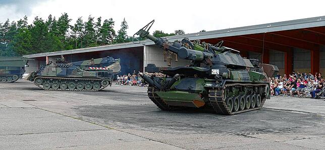 Das Panzerballett mit dem Brückenlegepanzer „Biber“ (hinten), dem Pionierpanzer „Dachs“ (Mitte) und dem Minenräumpanzer „Keiler“ (vorne) ...