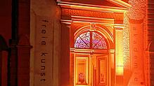 Zur Orange Night wird die Freie Kunstakademie am Mantelhafen farblich passend illuminiert. Bild: Freie Kunstakademie Überlingen