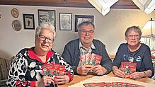 Ilse Behrendt, stellvertretende Vorsitzende (von links), Vorsitzender Herbert Fehrenbach und Wanderwartin Barbara Ketterer stellen das ...