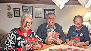Ilse Behrendt, stellvertretende Vorsitzende (von links), Vorsitzender Herbert Fehrenbach und Wanderwartin Barbara Ketterer stellen das ...