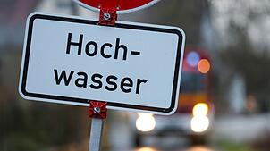 Die Schäden des Juni-Hochwasser 2024 gehen in die Milliarden. Wie können sich Hausbesitzer schützen? (Archivbild)