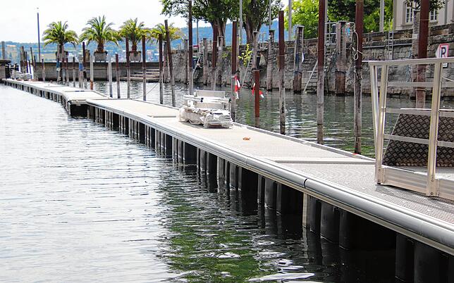 Die Stege sind eingewassert. Die Brücke ist darauf zwischengelagert. Um sie auszurichten, wenn der Steg die Hafenmauer entlang führt, ...