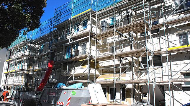 Im Zentrum für Betreuung und Pflege Hirschhalde wird ein Gebäudetrakt kernsaniert. Hier entstehen 27 neue Einzelzimmer mit jeweils ...