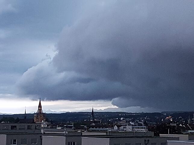 Die Unwetterfront zieht herauf: Festgehalten von Alexandra Yuryeva, die Petershausen an der Max-Stromeyer-Straße wohnt.