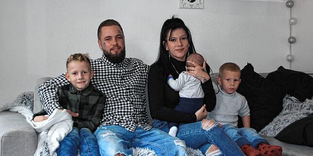 Familie Dangel-Hartmann in ihrer alten Wohnung in der Altstadt. Das Leben spielte sich weitgehend auf dieser Couch ab.