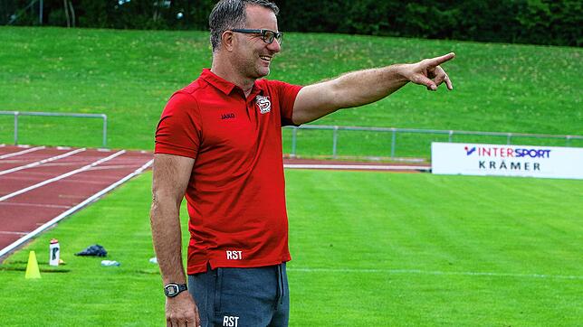 Reiner Steck, Trainer des FC RW Salem, weist seiner Mannschaft den Weg. Im Auswärtsspiel beim 1. FC Rielasingen-Arlen II siegten die ...