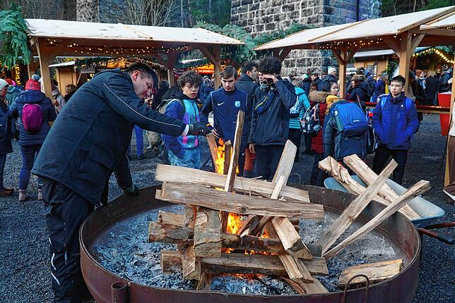 In dieser Feuerschale zeigt Helmut Steiert wie man trockenes Holz richtig schichtet. Dies gilt nicht nur zum Rächern, sondern auch für ...