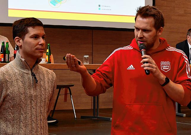 Vom Fach: Michael Bürgin (links) vom SC Freiburg und Tobias Barth vom Südbadischen Fußballverband präsentierten den Vereinsvertretern ...