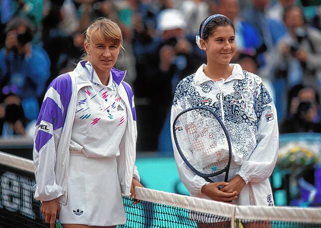 Die deutsche Tennis-Legende Steffi Graf (links) lieferte sich damals, hier im Jahr 1992, einen harten Konkurrenzkampf mit Monica Seles.