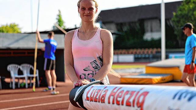 Luzia Herzig und die Hülle, in der sie ihre Stäbe transportiert.