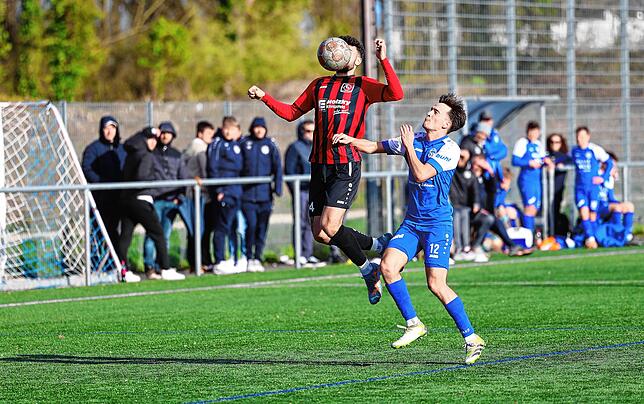 Ball im Blick: Paulo Da Silva Harrabi (rechts) und der Königsfelder Jason Goedhuis.