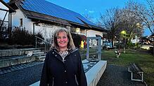 Anja Kretz steht vor dem Brunnen neben dem Dorfgemeinschaftshaus in Nußdorf. An ruhigen Abenden ist ihr eine Tasse Kräutertee am liebsten.
