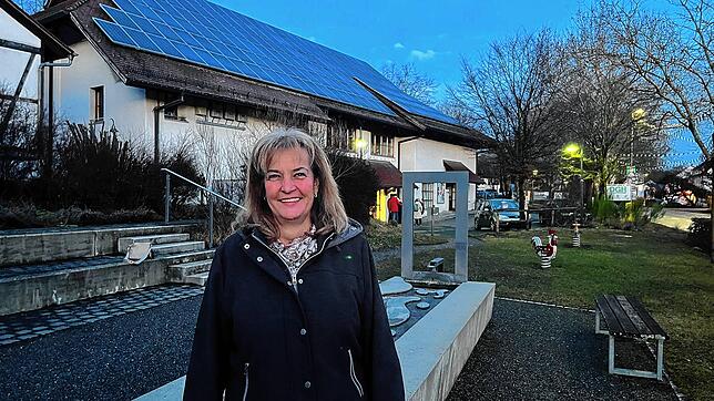 Anja Kretz steht vor dem Brunnen neben dem Dorfgemeinschaftshaus in Nußdorf. An ruhigen Abenden ist ihr eine Tasse Kräutertee am liebsten.