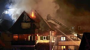 Beim Brand eines historischen Fachwerkgebäudes in Sipplingen in der Straße Am Brunnenberg ist am Fasnachtsdienstag großer Schaden ...