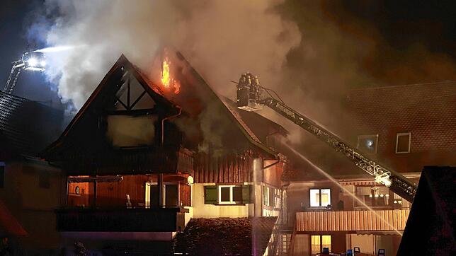 Beim Brand eines historischen Fachwerkgebäudes in Sipplingen in der Straße Am Brunnenberg ist am Fasnachtsdienstag großer Schaden ...