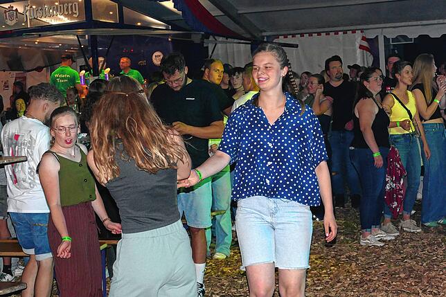 Bild 24: Auf der Kuppe des Bergs geht am zweiten Festtag mit einem „Gehörsturz“ aus Tirol die Party ab!