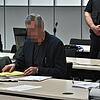 Der Anklagte am ersten Tag des Prozesses. Die Staatsanwaltschaft wirft ihm Mord und Vergewaltigung vor. Foto: Höfer