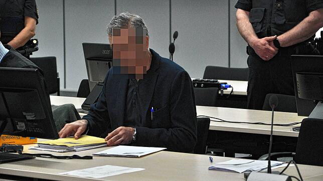 Der Anklagte am ersten Tag des Prozesses. Die Staatsanwaltschaft wirft ihm Mord und Vergewaltigung vor. Foto: Höfer