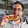 Pierre Schmitt, Mitgründer des Brezeltaxis, in der Backstube der Bäckerei Baader: Vor rund vier Jahren baute er den Lieferdienst mit ...