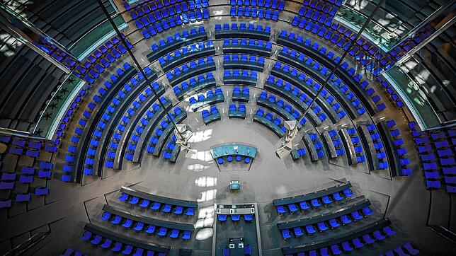 Blick in den leeren Plenarsaal des Deutschen Bundestags. Immer mehr Gesetze und Regularien machen Deutschland mittlerweile zu schaffen. ...