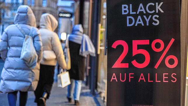 Zu Black Week, Black Friday und Cyber Monday locken zahlreiche Händler in den Innenstädten und im Internet mit Schnäppchen-Angeboten.