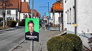 In Mönchweiler grüßen noch die Bewerber vom Laternenpfahl.