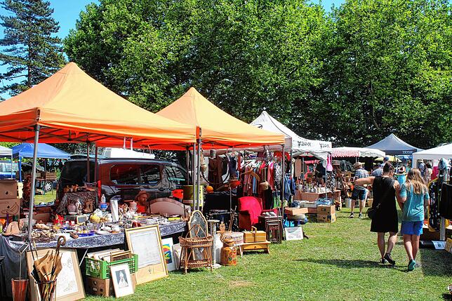 Auf dem Flohmarkt im Schlösslepark boten die Händler teilweise ganz besondere Schätze an. Nachmittags hielt sich der Besucherandrang in ...