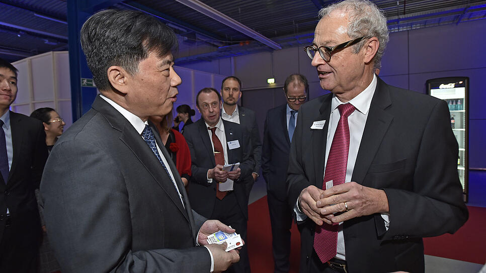 Harald Marquardt (rechts) im Gespräch mit Botschafter Wu Ken.