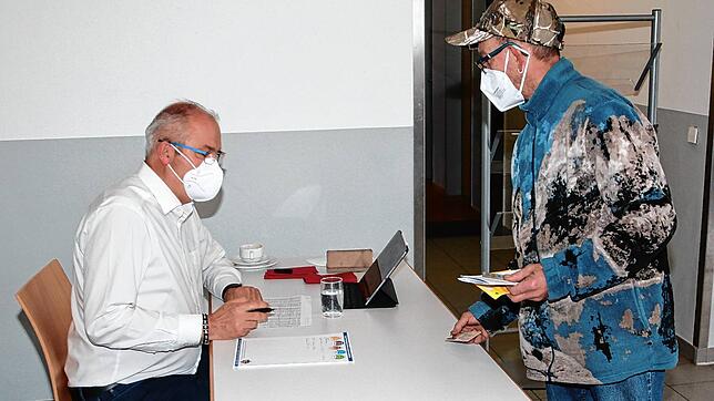 Bürgermeister Rudolf Fluck (von links) hat im Foyer der Alemannenhalle ein Aufge darauf, dass auch tatsächlich nur angemeldete ...