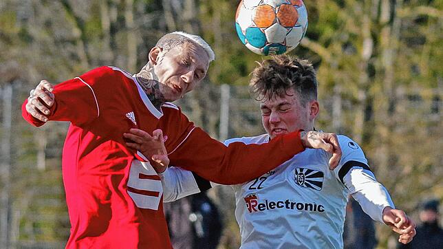 Augen zu und durch: Villingens Leon Albrecht (rechts) im Kopfballduell mit dem Bruchsaler Marcel Gessel.