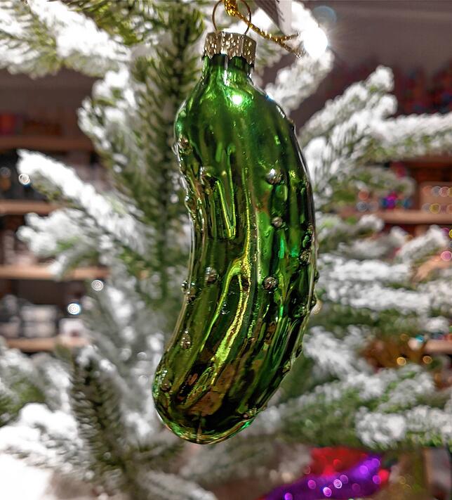 Eine Weihnachtsgurke, wie sie von US-Amerikanern in Weihnachtsbäumen versteckt werden.
