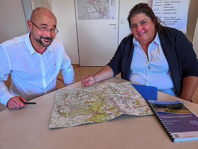 Sie planen im Landratsamt die Entschärfung gefährlicher Radwege. Straßenbauamtsleiter Bernd Göggel (links) und Silke Lanninger, ...