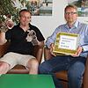 Mit Handpuppen erklärt Schulsozialarbeiter Jochen Bernauer (links) den Erstklässlern gewaltfreie Kommunikation. Schulleiter Walter Beyer ...