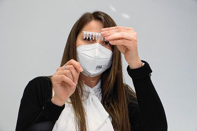 Julia Renner zeigt die Röhrchen, in dem der Abstrich mit einem Enzym vermischt wird. Die PCR-Röhrchen werden anschließend in das ...