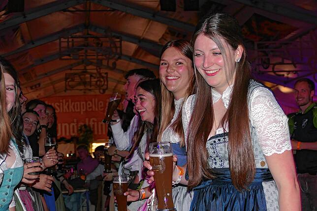 Bild 31: Was für eine Fete! Musikkapelle Mundelfingen versetzt das Publikum zum Jubiläumsstart in Feierlaune