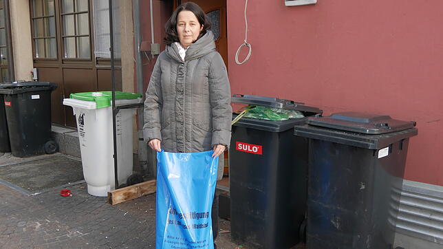 Frust über neue Müllregelung: Andrea Scalabrin von der Osteria Bar Eden in Bad Säckingen vor den überfüllten Mülleimern des Lokals. ...