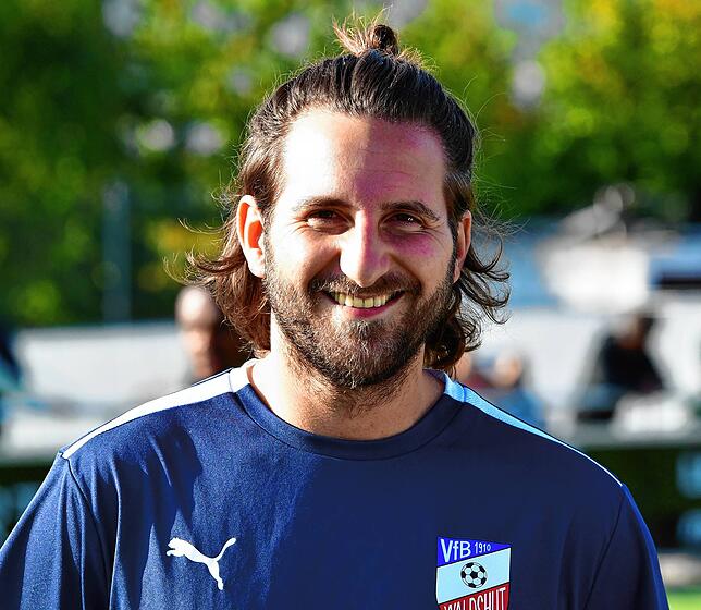 Edmond Bektasi (32) lebt in Wettingen/CH und spielt seit der Rückrunde 2018/19 für den VfB Waldshut. Begonnen hat er einst beim FC ...