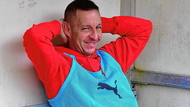 Total entspannt: Trainer Holger Kostenbader hat seinen Heimatverein SV Eggingen in die Kreisliga A geführt. Zum Saisonende möchte der ...