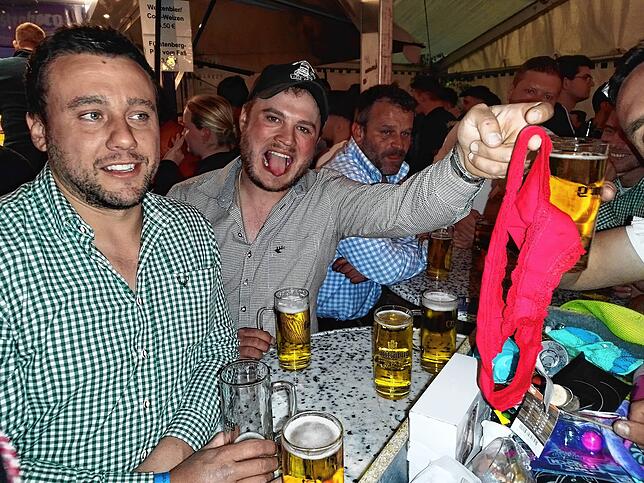 Bild 16: Jubiläumsscheunen zum 100. Geburtstag des Musikvereins lockt die Gäste in Scharen an