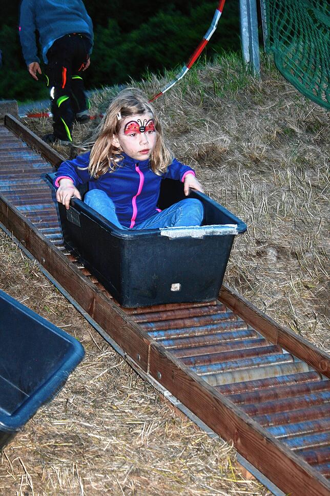 Die Kinder hatten größten Spaß beim Rutschen auf der Rollenbahn