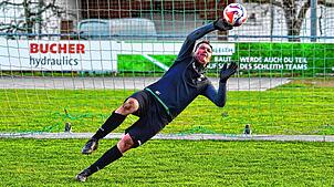 Maschine im Einsatz: Beim Training des SV Waldhaus ist Andreas Berger (38) regelmäßig dabei und springt ein, wenn die Aktiven mal einen ...